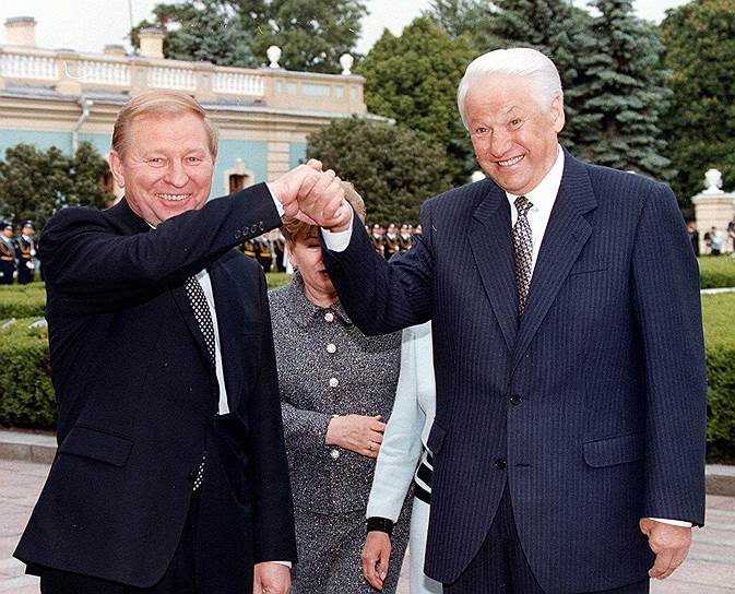 В 1997 году президенты Борис Ельцин и Леонид Кучма (слева) провозгласили «доверие, стратегическое партнерство и сотрудничество» в качестве основы отношений России и Украины (статья 1 Договора) — однако к 2018 году прежние формулировки ушли в прошлое