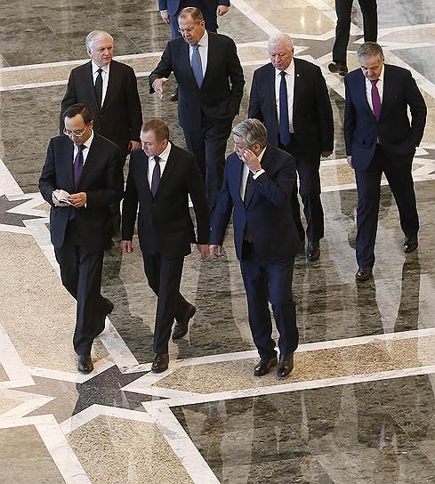 В отсутствие представителя Украины никто из участников заседания в Минске не стал оспаривать позицию Сергея Лаврова (второй слева на заднем плане) по «делу Скрипаля»