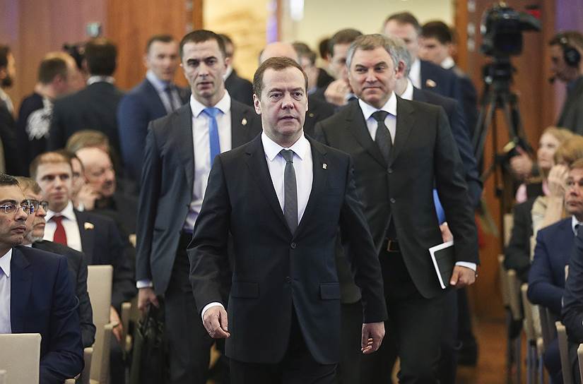 Премьер-министр Дмитрий Медведев (в центре) и спикер Госдумы Вячеслав Володин (справа) сообщили, что научились «слушать аргументы друг друга»