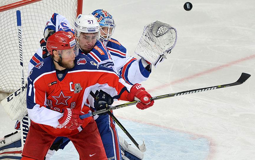 Хоккеисты ЦСКА (в красной форме — Сергей Андронов) смогли в шестом матче серии со СКА выкрутиться из сложнейшей ситуации и выйти в финал в play-off