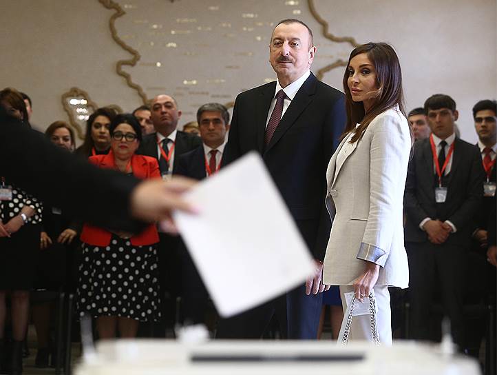 Абсолютный фаворит выборов с рейтингом более 80% президент Азербайджана Ильхам Алиев пришел на избирательный участок с супругой, первым вице-президентом Азербайджана Мехрибан Алиевой