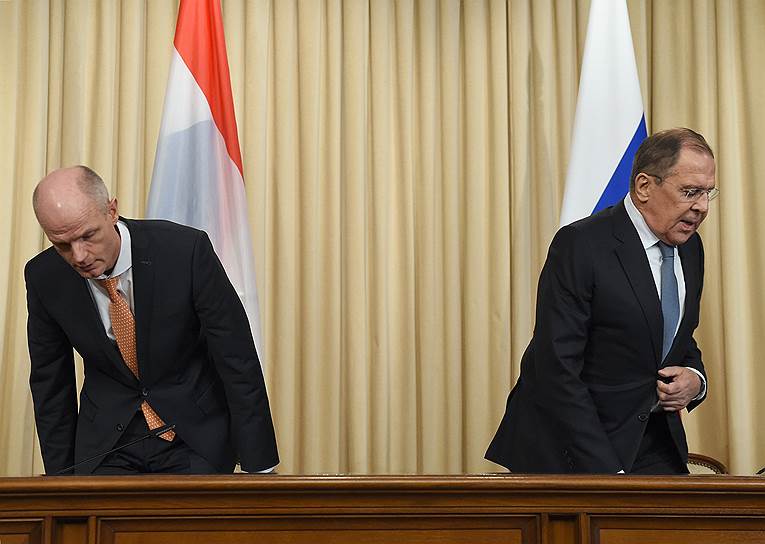 Министры иностранных дел Нидерландов и России Степ Блок (слева) и Сергей Лавров