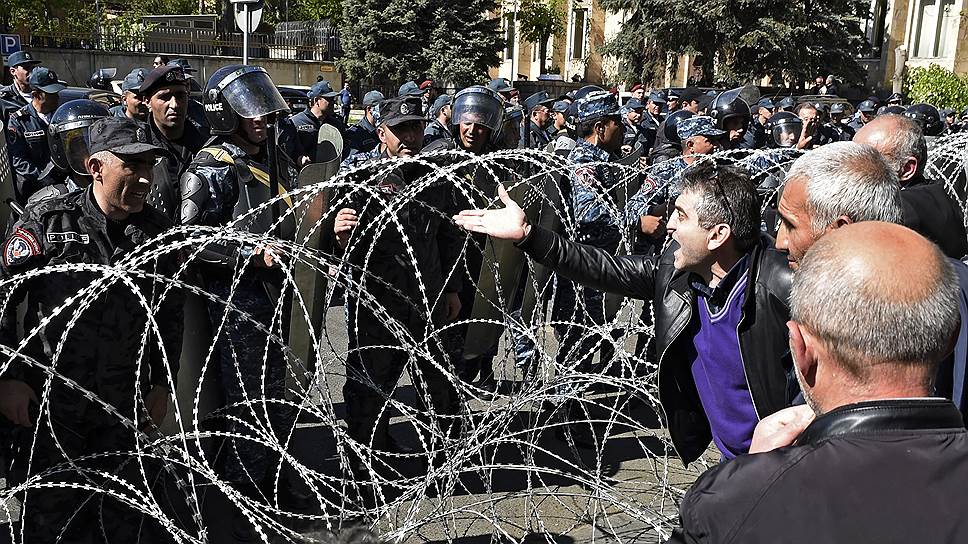 Попытавшиеся прорваться к зданию парламента Армении манифестанты так и не смогли преодолеть заграждения из колючей проволоки и усиленные кордоны полиции