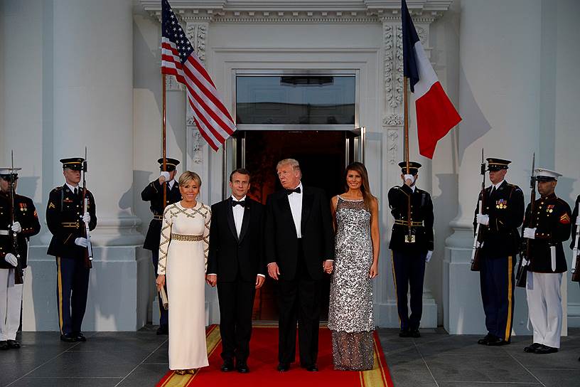 Слева направо: Брижит и Эмманюэль Макрон, Дональд и Мелания Трамп перед началом торжественного ужина в Белом доме