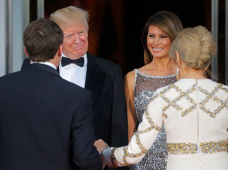 Дональд и Мелания Трамп встречают Эмманюэля и Брижит Макрон у входа в Белый дом