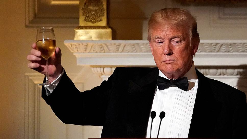 Дональд Трамп произносит тост во время торжественного ужина в Белом доме