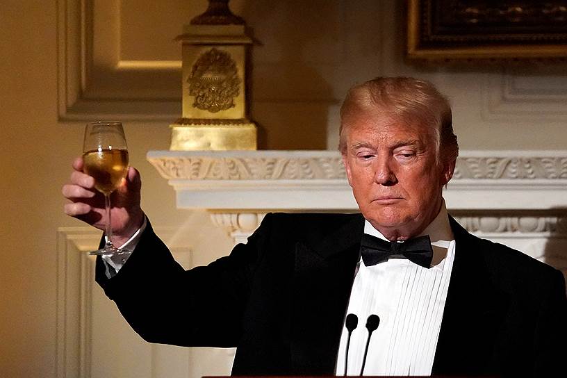 Дональд Трамп произносит тост во время торжественного ужина в Белом доме