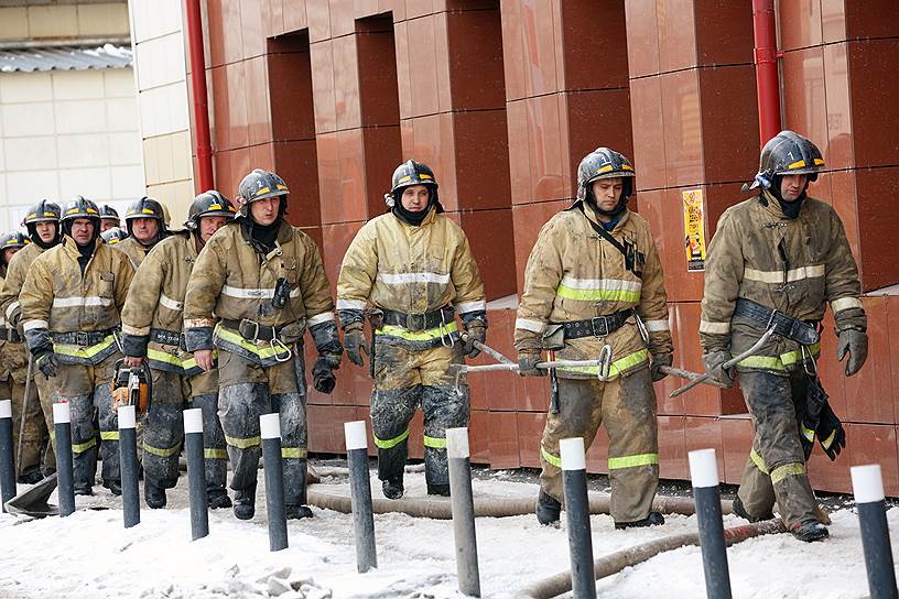 Пожарным часто приходится покупать снаряжение на свои: то, что выдается, не слишком хорошего качества
