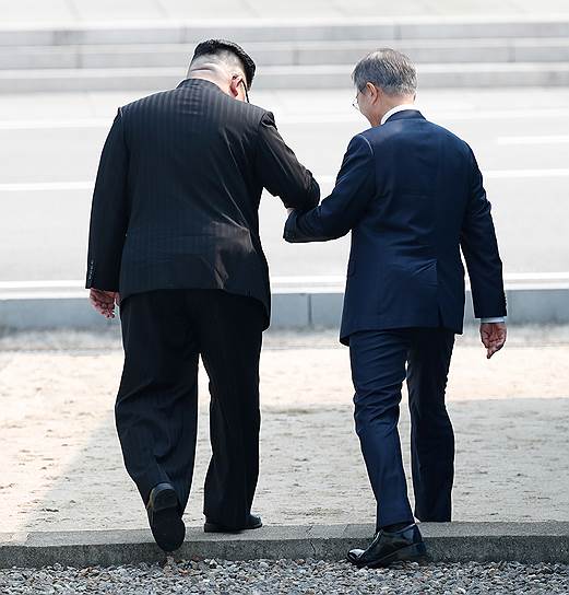 Лидеры КНДР и Южной Кореи Ким Чен Ын (слева) и Мун Чжэ Ин согласовали целый ряд шагов по установлению на полуострове «эры мира»