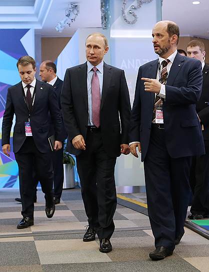 Президент России Владимир Путин (слева) и председатель совета Института развития интернета Герман Клименко