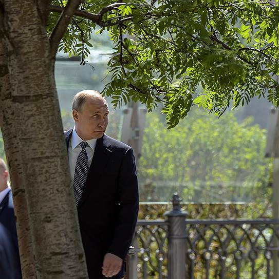 Сразу после инаугурации Владимир Путин, казалось, решил поиграть со своей охраной в прятки