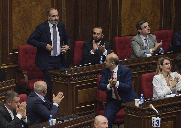 Вступивший в должность премьер-министра Армении Никол Пашинян (слева на втором плане) рассчитывает на то, что его жесткая позиция по Карабаху получит в стране полную поддержку