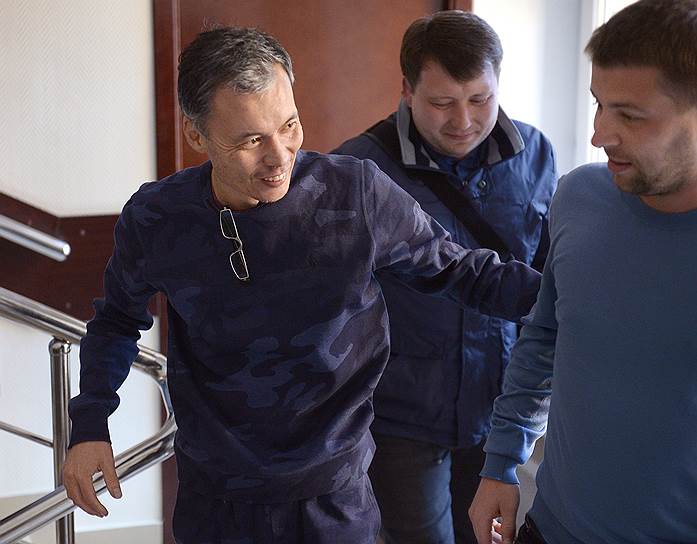 Банкира Ертаева в суд доставила полиция, а домой он уже вернулся сам