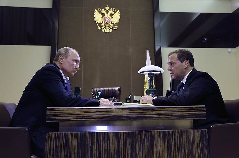 Президент России Владимир Путин (слева) и председатель правительства России Дмитрий Медведев
