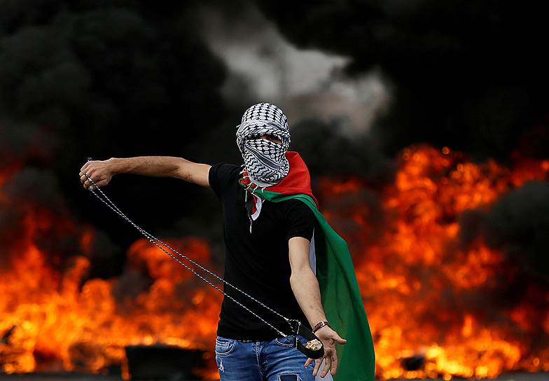 Активные борцы с «израильской оккупацией», ловко орудуя пращами, метали камни в сторону солдат. Другие жгли покрышки