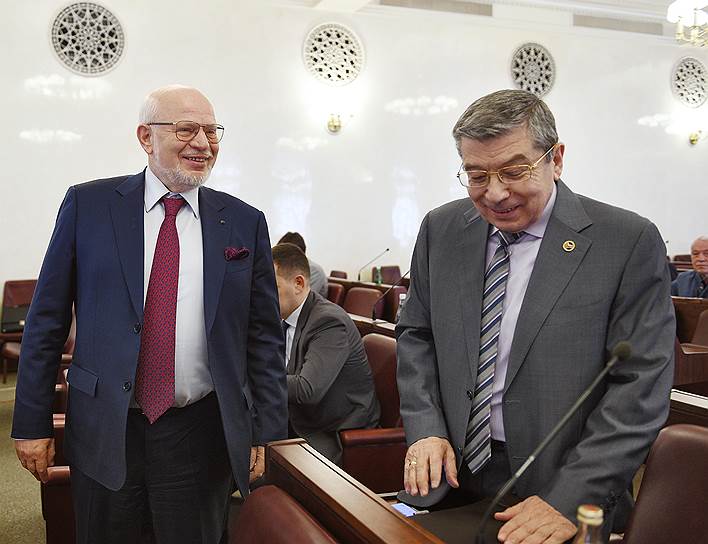 Иосиф Дискин (справа) призвал Михаила Федотова и других членов СПЧ активнее защищать права граждан на национальные языки