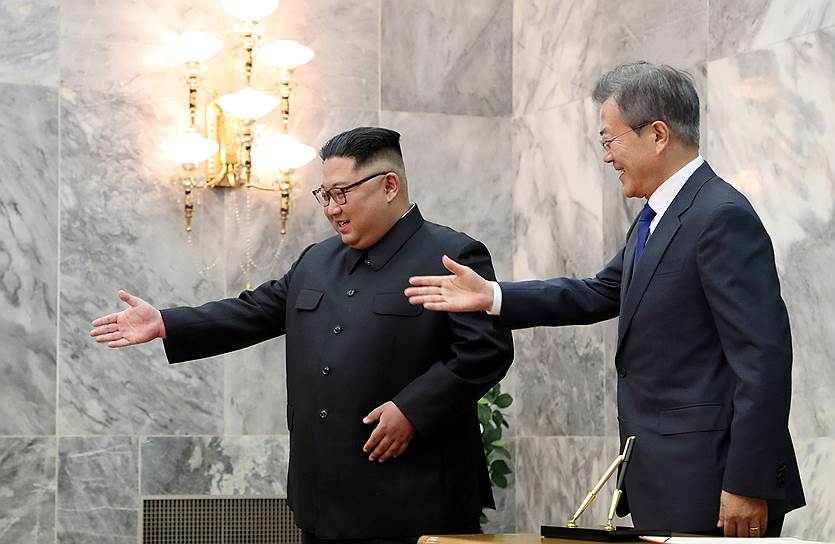 Глава КНДР Ким Чен Ын и южнокорейский президент Мун Джэ Ин (справа)
