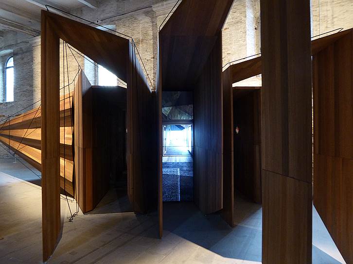 В работе австралийцев John Wardle Architects видео сочетается с крепко сколоченными из дерева оптическими иллюзиями
