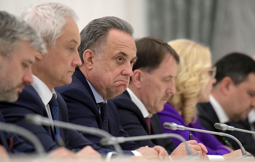 Заместитель председателя правительства России Виталий Мутко (в центре)