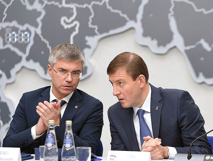 Бывший телеведущий Евгений Ревенко (слева), который стал депутатом Госдумы и партийным функционером, растерял известность в народе