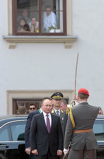 За приездом Владимира Путина в Хофбург некоторые следили с высоты своего положения
