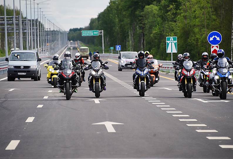 Новый участок М11 открыли торжественным проездом мотоциклистов