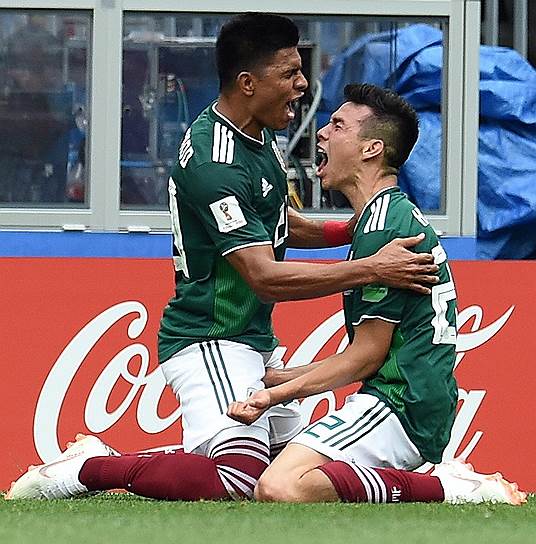 Нападающий сборной Мексики Ирвинг Лосано (справа) забил победный гол в ворота Германии и был признан лучшим игроком матча