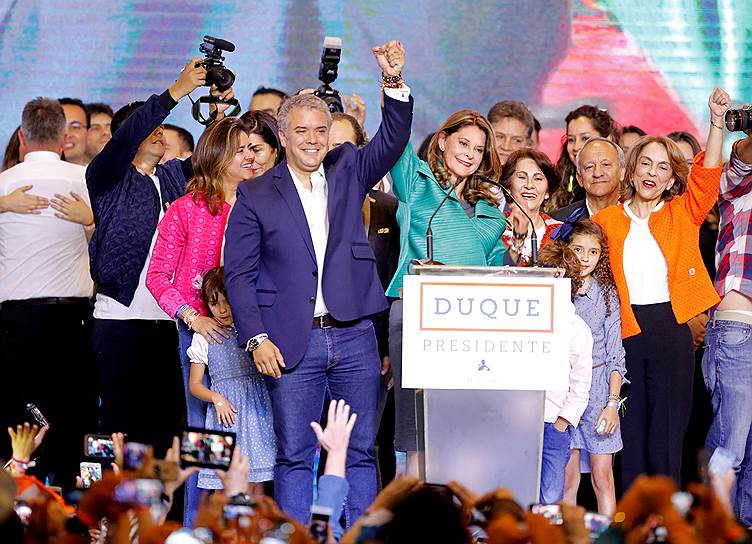 Победа Ивана Дуке и выдвигавшейся с ним на пост вице-президента Марты Лусии Рамирес (в центре) гарантировала, что Колумбия не пойдет по пути соседней Венесуэлы
