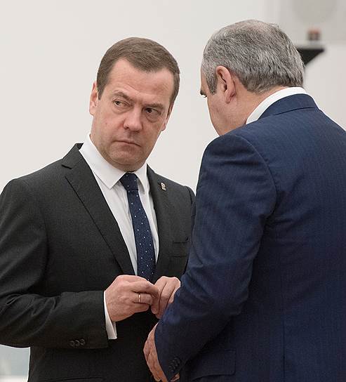 Председатель  «Единой России»  Дмитрий Медведев (слева) и секретарь Генсовета партии Сергей Неверов