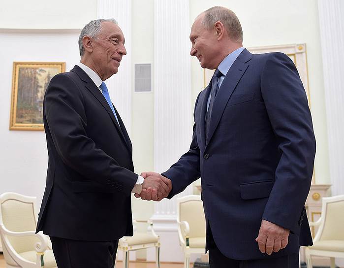 Президенты Португалии и России Марселу Ребелу ди Соуза (слева) и Владимир Путин