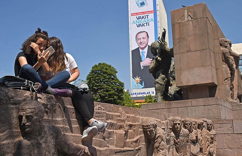 Президент Турции, умеренный исламист Реджеп Тайип Эрдоган (на плакате) столкнулся на прошедших выборах с самым упорным за последние годы сопротивлением своему курсу