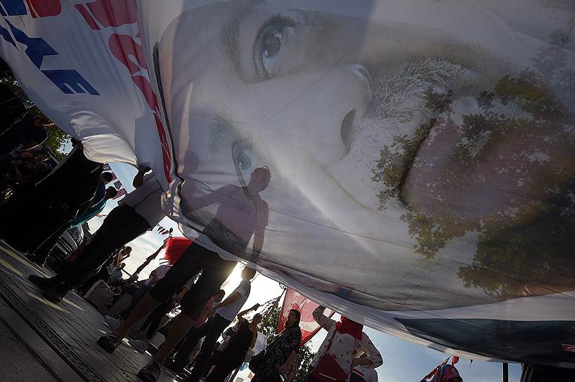 Оппоненты Реджепа Тайипа Эрдогана (на плакате) опасаются, что теперь его власть в стране примет всеобъемлющий характер