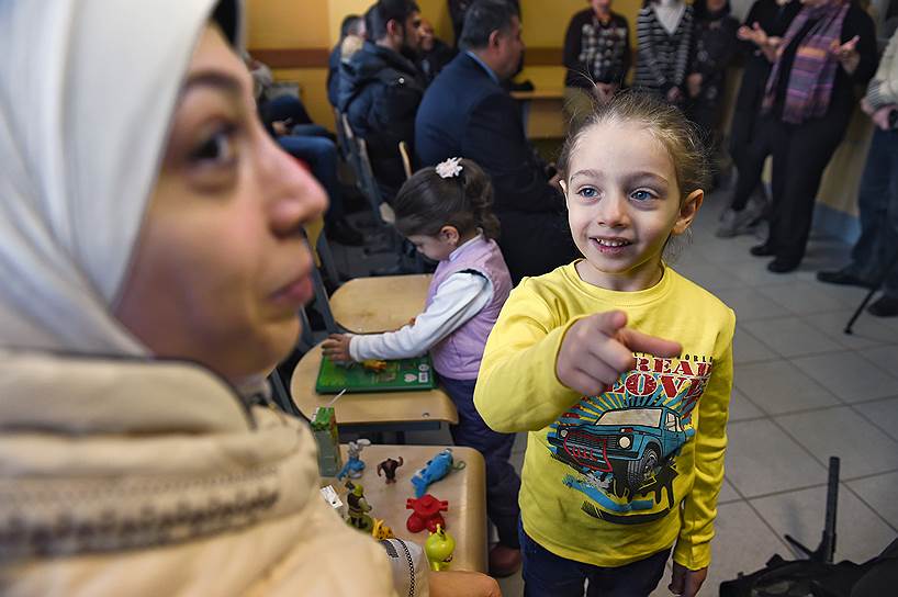 Сирийским беженцам в России иногда проще устроить детей в школу, чем получить официальный статус