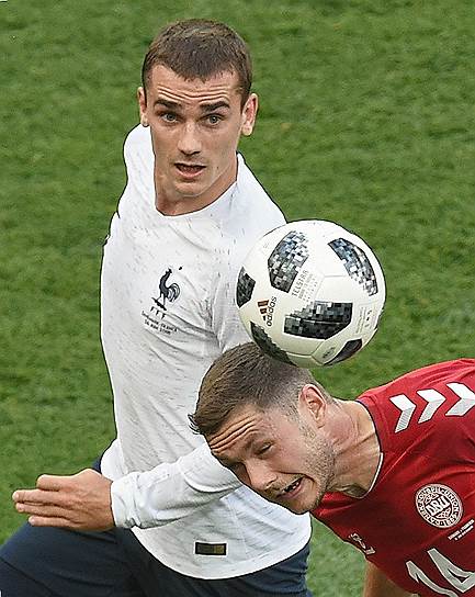 Нападающий Антуан Гризман (слева), в отличие от некоторых игроков основного состава сборной Франции, принял участие в матче с Данией, но и он ничем не запомнился