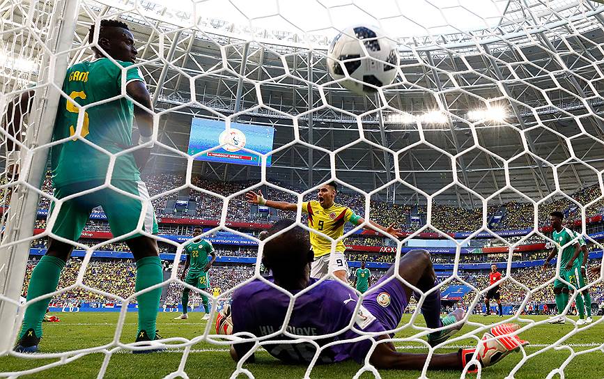 Сборная Колумбии (№9 — Радамель Фалькао) вышла в play-off чемпионата мира благодаря голу защитника Йерри Мины в ворота Сенегала, забитому на 74-й минуте матча