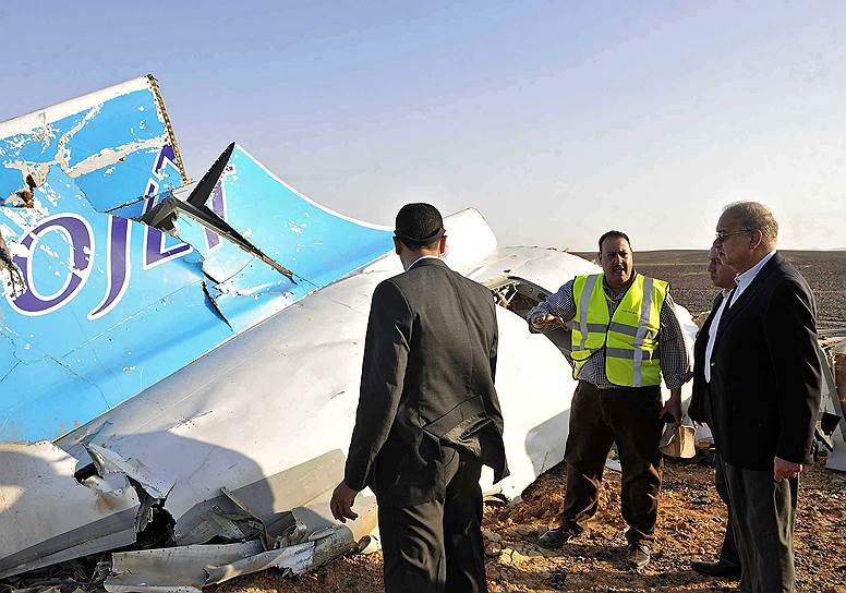 Каирский суд отклонил иск россиян к экс-премьеру Египта Шерифу Исмаилу (справа) по делу о теракте на борту А321