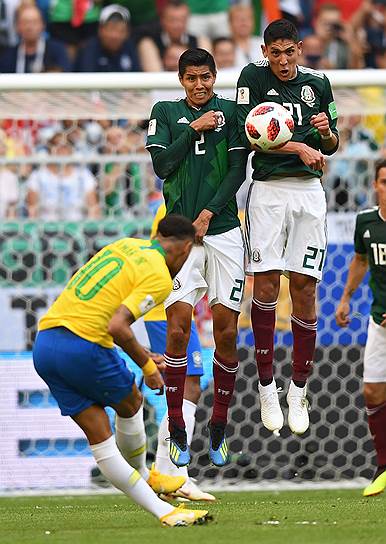 Слева направо: игрок сборной Бразилии Неймар, игроки сборной Мексики Уго Айяла и Эдсон Альварес