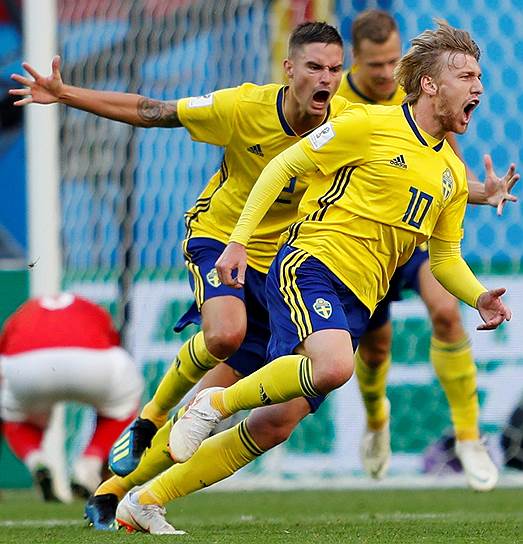 Полузащитник сборной Швеции Эмиль Форсберг (№10) забил победный гол в матче со Швейцарией с помощью рикошета, но и сам много сделал для того, чтобы его команда прошла в четвертьфинал