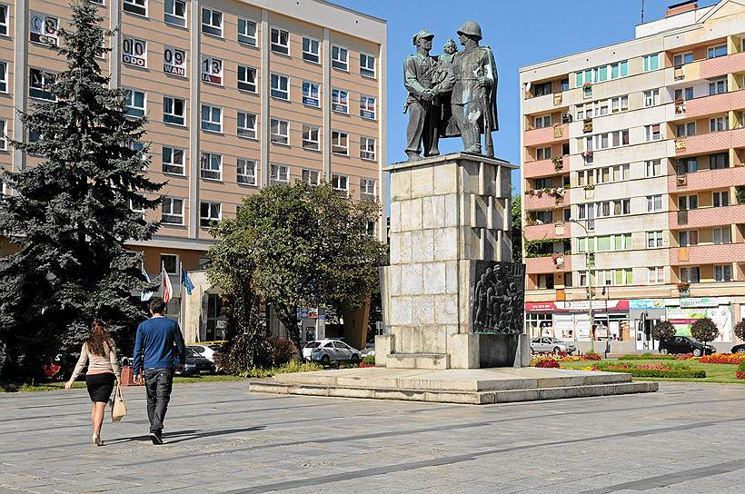 Памятник благодарности советской армии в городе Легница был демонтирован в марте. Жители прозвали его «Два Ивана» — двое солдат, польский и советский, держат на руках маленькую девочку. Согласно опросам, горожане были против сноса