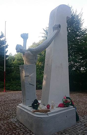 На кладбище в деревне Судва под Ольштынеком с сентября 1939 по январь 1945 были похоронены тела около 55 тыс. польских, советских, французских бельгийских и итальянских военнопленных нацистского лагеря Шталаг 1-Б Хоенштайн