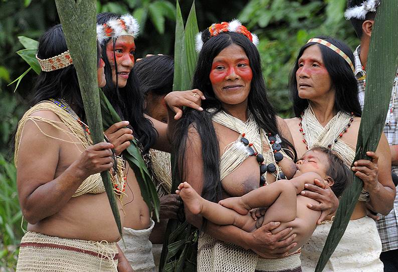 Резолюцию в поддержку грудного вскармливания изначально должны были внести власти Эквадора (на фото — представители племени ваорани, проживающего в Эквадоре)