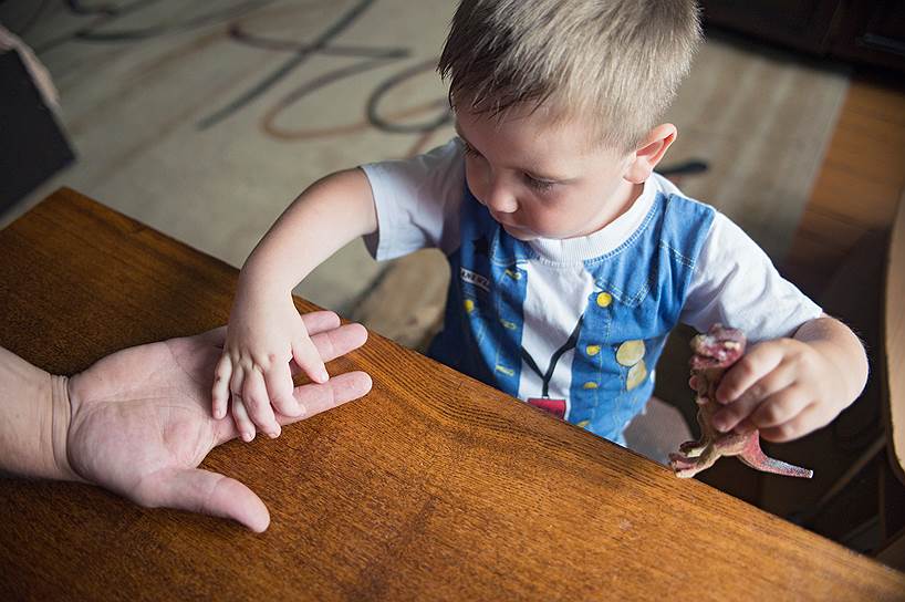 Держать игрушку Елисей может только левой рукой — правая почти не работает