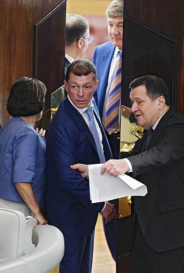 Министру труда Максиму Топилину (в центре) пришлось для представления пенсионного законопроекта погрузиться в обыденную парламентскую атмосферу