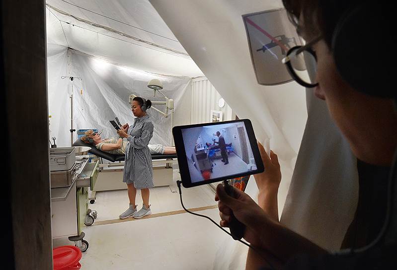 Зрители спектакля Rimini Protokoll попадают из павильона ВДНХ в полевой госпиталь в Сьерра-Леоне