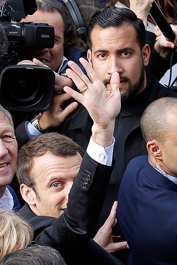 Ставший скандально известным 26-летний Александр Беналля (вверху) запечатлен на десятках фотографий рядом с президентом Франции Эмманюэлем Макроном