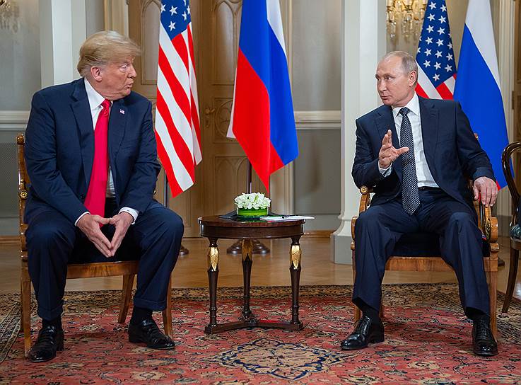 Президент России Владимир Путин (справа) и президент США Дональд Трамп 
