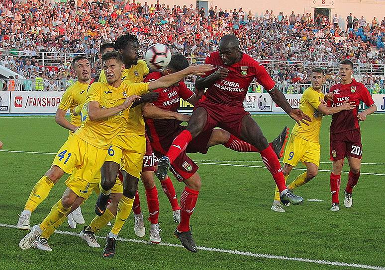 Футболисты «Уфы» (в красной форме) в домашнем матче против «Домжале» не смогли открыть счет забитым мячам в еврокубках