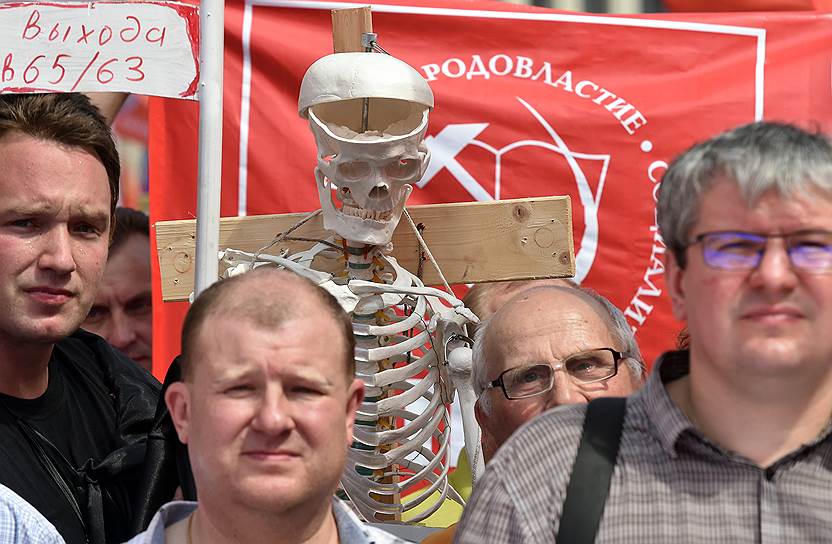 Участники обоих протестных митингов в Москве по-разному выражали общую мысль, что до пенсии из-за реформы они теперь не доживут