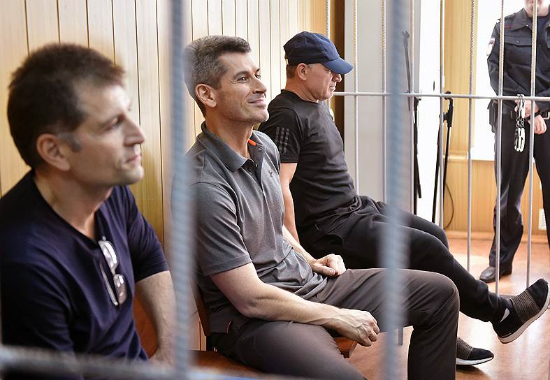 Магомеда Магомедова, Зиявудина Магомедова и Артура Максидова (слева направо) суд оставил под стражей до начала ноября