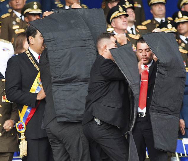 Николас Мадуро поначалу принял взрыв за салют и попытался продолжить выступление, однако охрана увела его со сцены
